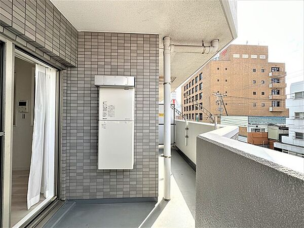 てください！ゆったりとしたルーフバルコニーです! 洗濯物干しはもちろん、くつろぎの場所としてもGood! 天気の良い日は、読書やお茶でも楽しみたいですね！