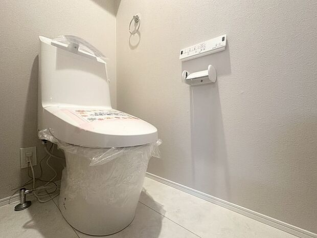 上部に収納棚があり、トイレットペーパーや掃除用具をスッキリ収納できます!