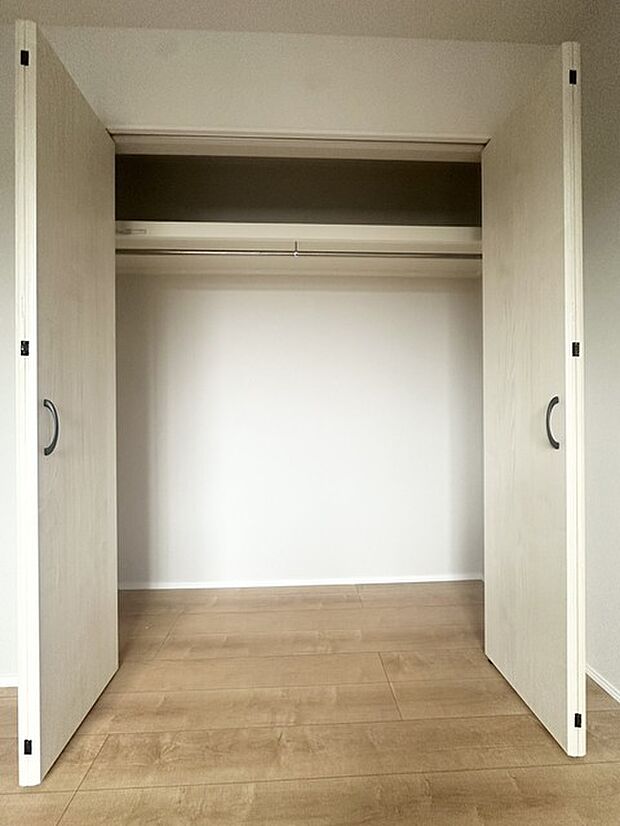 ゴルフバックや趣味の物など、まとめて収納できるのでお部屋を有効に使えますね! たくさんのお洋服やバッグを見やすく・取り出しやすく、慌ただしい朝もコーディネートを決めやすくなります。