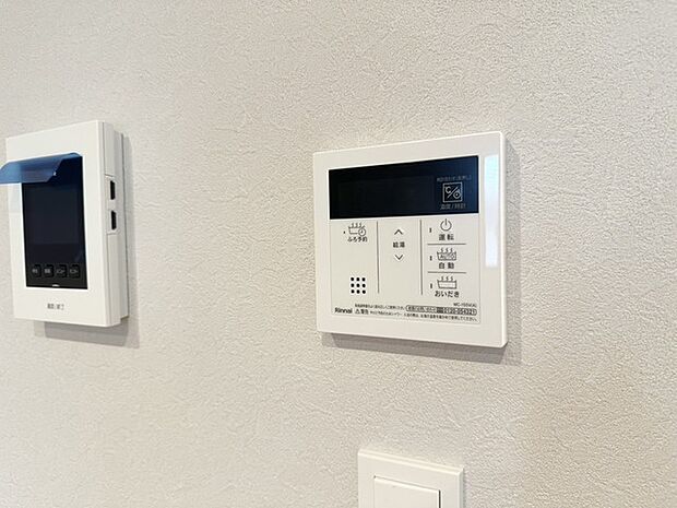 キッチンの壁にはユニットバスのコントローラーが設置されています! お湯張りや追焚き操作もキッチンから操作でき いつでも温かいお風呂に入ることができます!