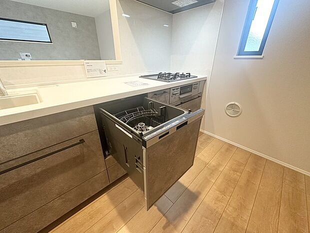 家事の時短に効果大の食洗器付き。高温でパワフルに洗い、温風乾燥します。手洗いよりも節水・節約が可能です。 一度使うと手放せないですよ!