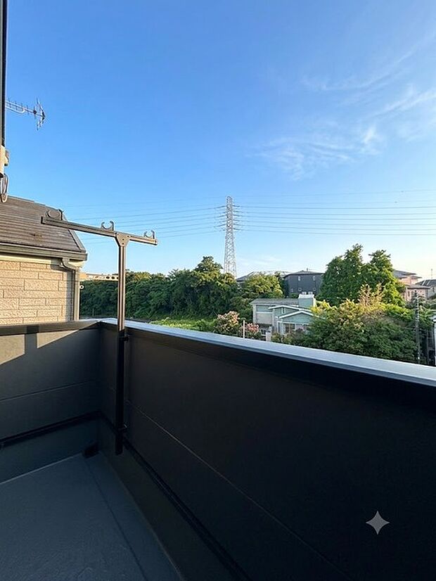 広々としたバルコニーがあり、たくさんの洗濯物を干すことができます! 日当たりが良く暖かいですよ~!