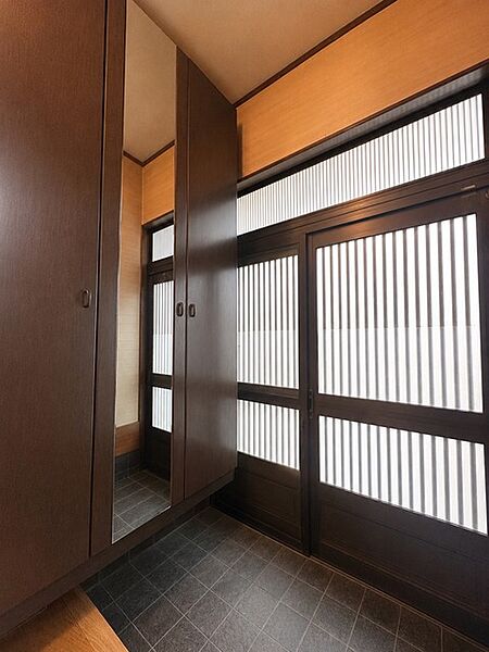 ワイドタイプのシューズＢＯＸは家族全員の靴もスッキリ片付きます。姿見付きなのでお出かけ前の身支度もチェックＯＫ！