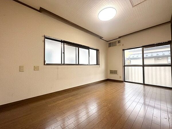 東南×南西の二面採光で明るい室内