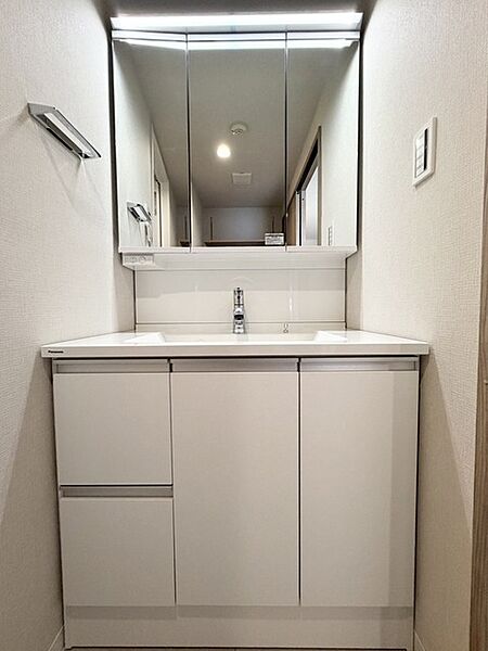 朝の身支度に便利なシャンプードレッサーはとっても便利です！シンク下の収納でアメニティ類のストックもバッチリ！