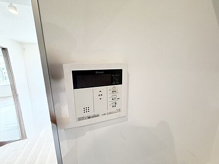 キッチンの壁にはユニットバスのコントローラーが設置されています! お湯張りや追焚き操作もキッチンから操作でき いつでも温かいお風呂に入ることができます!
