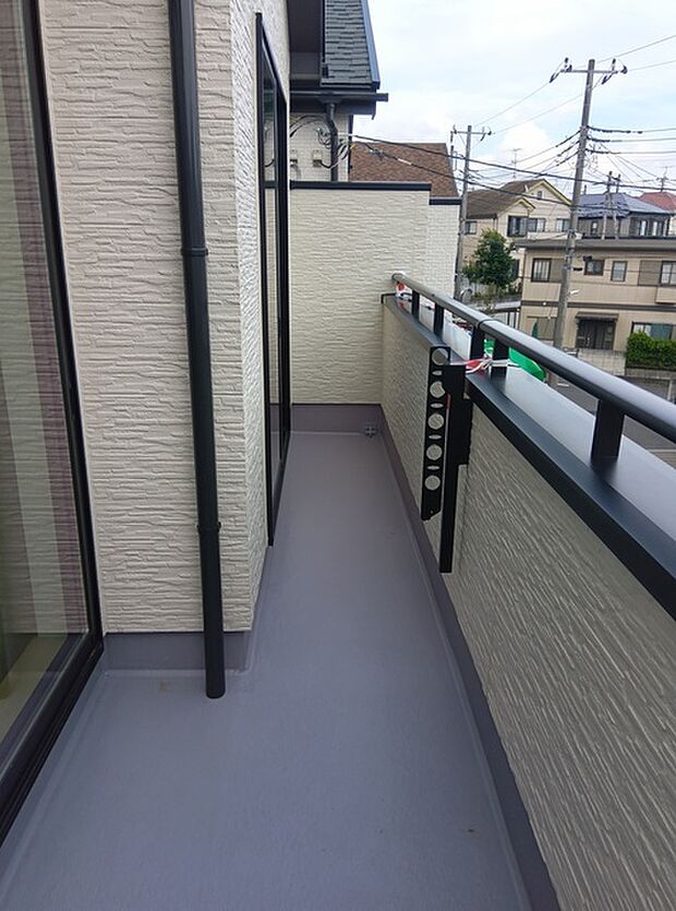 広々としたバルコニーがあり、たくさんの洗濯物を干すことができます! 日当たりが良く暖かいですよ~!