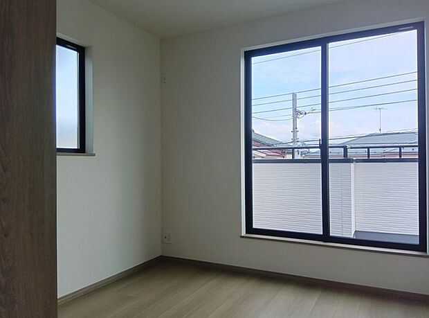 洋室は明るい空間となっています!子供部屋にも良さそうですね!