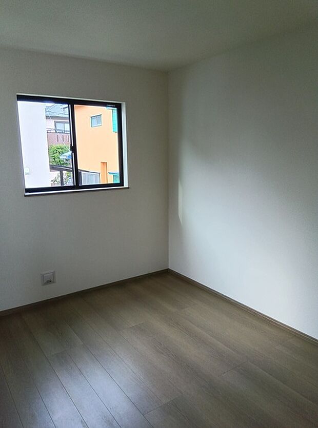 洋室は明るい空間となっています!子供部屋にも良さそうですね!