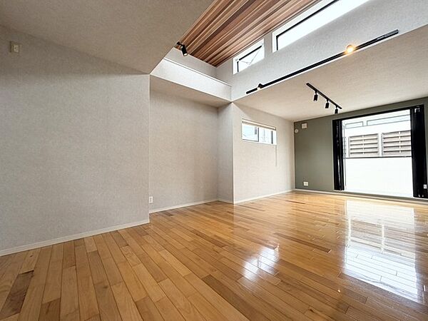 キッチンと統一感のある家具など設置し、お洒落な空間に！  ご家族だんらんのスペースとなるダイニング。家具の配置がしやすい広さを確保しています！