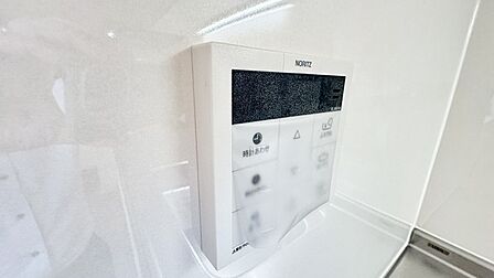 キッチンの壁にはユニットバスのコントローラーが設置されています! お湯張りや追焚き操作もキッチンから操作でき いつでも温かいお風呂に入ることができます!