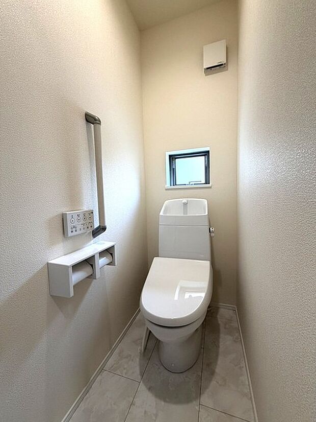トイレは2か所ございますので、朝の込み合う時間帯も安心です！ 来客時にも気兼ねなくご使用いただけます。 