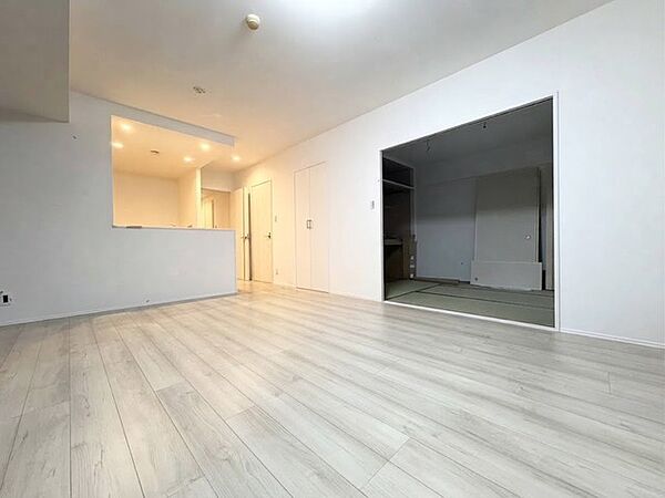 キッチンと統一感のある家具など設置し、お洒落な空間に！