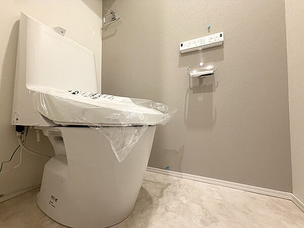 上部に収納棚があり、トイレットペーパーや掃除用具をスッキリ収納できます！