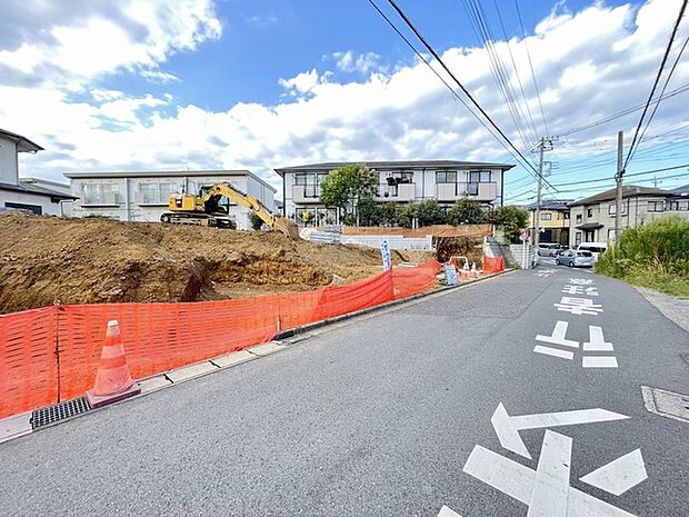駐車が苦手な方にも嬉しい前面が広い道路に面した住まい。お車の出し入れもしやすいですよ!