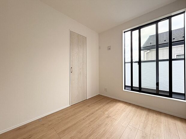 洋室は明るい空間となっています!子供部屋にも良さそうですね!