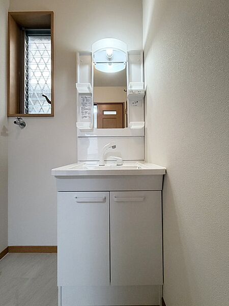 朝の身支度に便利なシャンプードレッサーはとっても便利です！シンク下の収納でアメニティ類のストックもバッチリ！