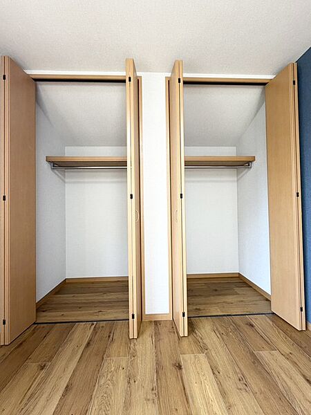 たくさんのお洋服やバッグを見やすく・取り出しやすく、慌ただしい朝もコーディネートを決めやすくなります。スーツケース等の大きな荷物の保管にも便利です。