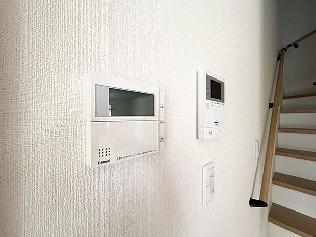 キッチンの壁にはユニットバスのコントローラーが設置されています! お湯張りや追焚き操作もキッチンから操作でき いつでも温かいお風呂に入ることができます!