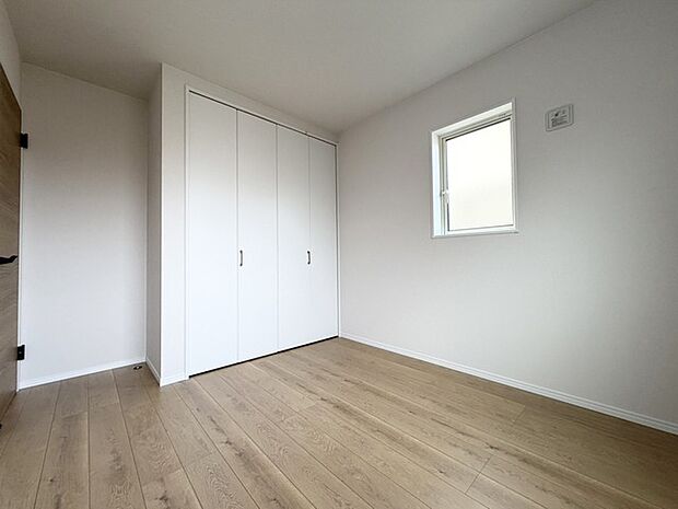 洋室は明るい空間となっています!子供部屋にも良さそうですね!