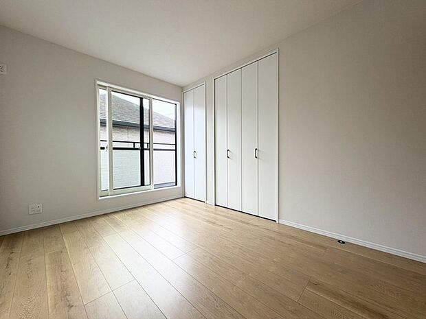 洋室は明るい空間となっています!子供部屋にも良さそうですね!