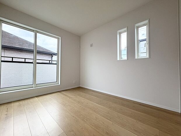 バルコニーに面した洋室はとっても明るいお部屋です! 布団干しも楽々ですし、天気の良い日は外に出て風にあたるのも良いですね!