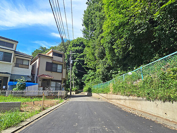 閑静な住宅街です！お子様と手を繋いで並んで歩けるくらい広い前面道路です！ 