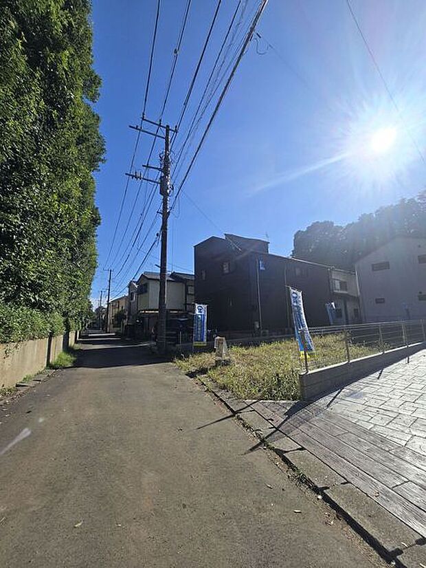 閑静な住宅街です！お子様と手を繋いで並んで歩けるくらい広い前面道路です！ 