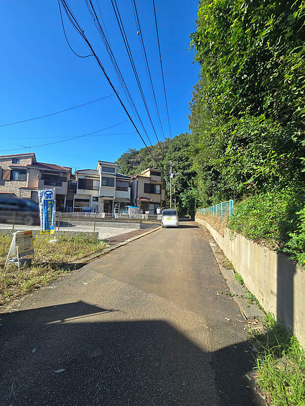 前面道路です。お子様と手を繋いで並んで歩けるくらい広い前面道路です！ 
