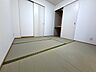 和室：続き間の和室は、くつろぎ空間として、来客時は客間にもなります！ 畳の上でゴロゴロするのも良いですよ～！？ 
