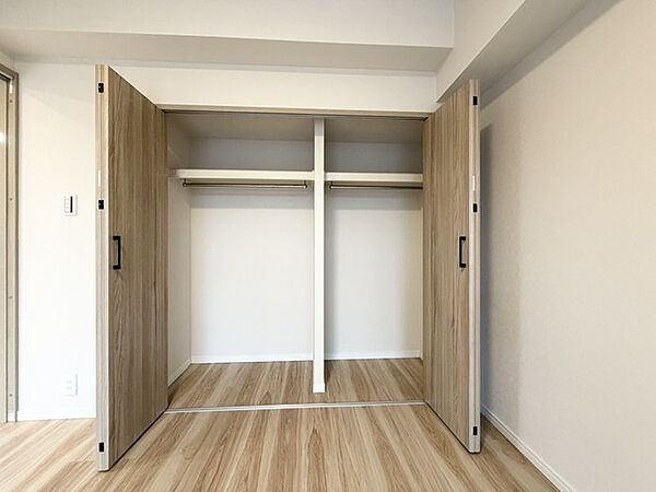 大型のクローゼットです！ これだけの収納力があれば部屋もスッキリ保てますよ！
