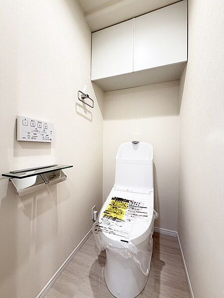 ウォシュレット付きです！ 上部に収納棚があるので、トイレットペーパー等のストックもバッチリです！