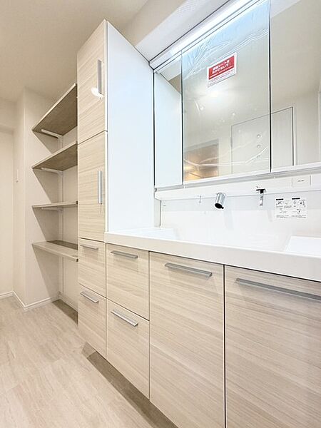 朝の身支度に便利なシャンプードレッサーはとっても便利です！シンク下の収納でアメニティ類のストックもバッチリ！