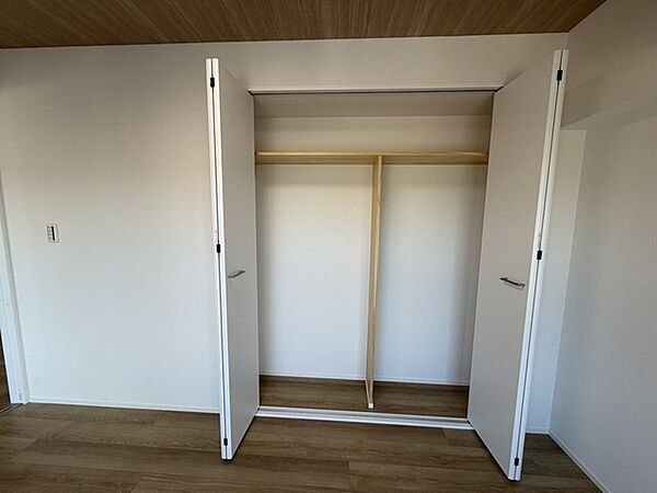 クローゼットも内にはハンガーパイプも設置されています！ そのまま洋服を掛けられるので、洋服ダンスも必要なさそうですね！