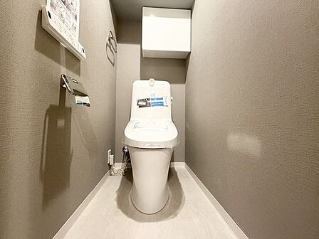 上部に収納棚があり、トイレットペーパーや掃除用具をスッキリ収納できます!