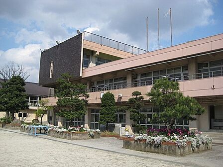 南本町小学校(500m)