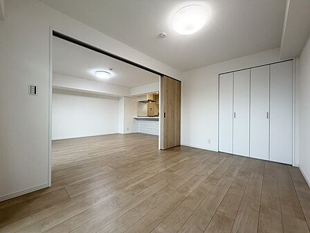 洋室は明るい空間となっています!子供部屋にも良さそうですね!