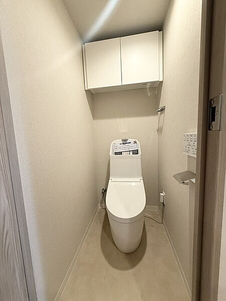 上部に収納棚があり、トイレットペーパーや掃除用具をスッキリ収納できます！
