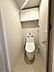 トイレ：上部に収納棚があり、トイレットペーパーや掃除用具をスッキリ収納できます！  