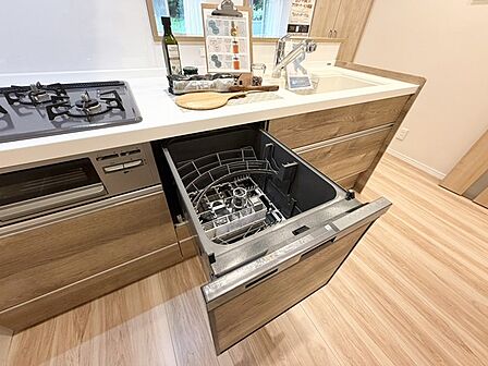 家事の時短に効果大の食洗器付き。高温でパワフルに洗い、温風乾燥します。手洗いよりも節水・節約が可能です。 一度使うと手放せないですよ!