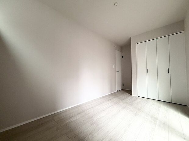 寝室は明るい空間となっています!子供部屋にも良さそうですね!