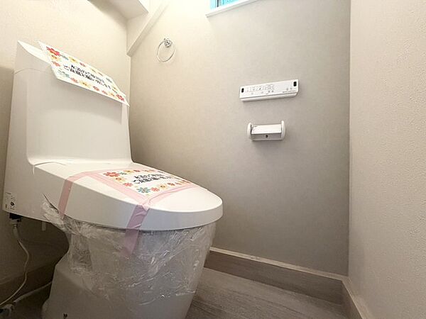 ウォシュレット付きです！ 小窓もあるので換気も出来て採光もしっかり確保！