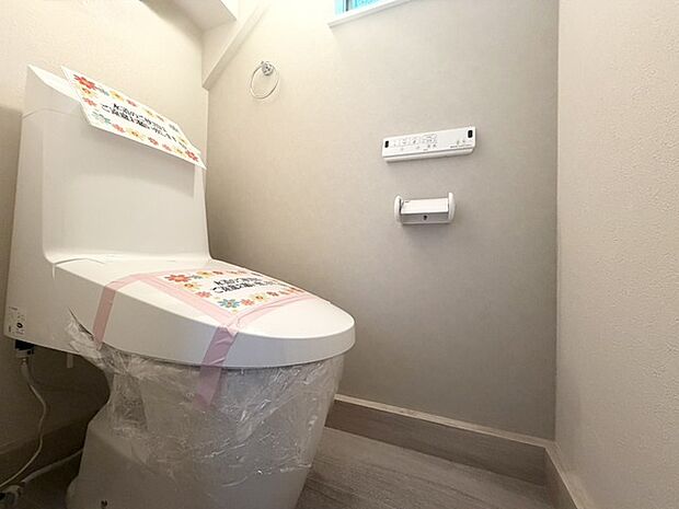 ウォシュレット付きです! 小窓もあるので換気も出来て採光もしっかり確保!