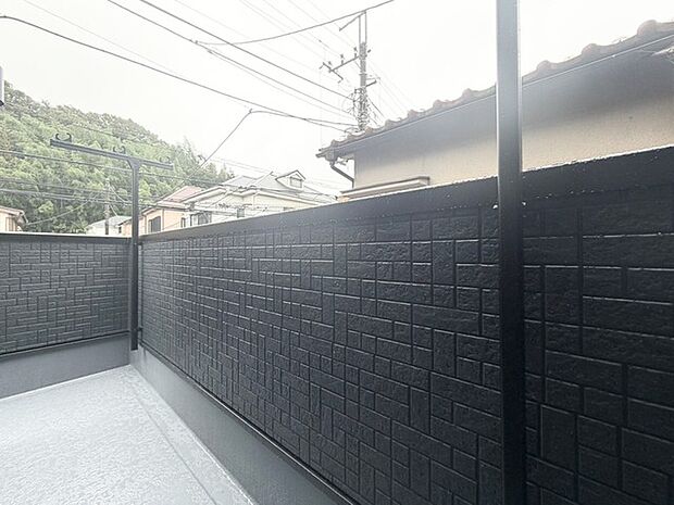 広々としたバルコニーがあり、たくさんの洗濯物を干すことができます! 日当たりが良く暖かいですよ~!