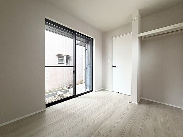 洋室は明るい空間となっています!子供部屋にも良さそうですね!