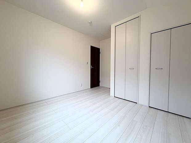 寝室は明るい空間となっています!子供部屋にも良さそうですね!