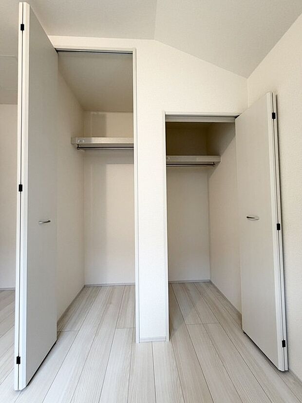 たくさんのお洋服やバッグを見やすく・取り出しやすく、慌ただしい朝もコーディネートを決めやすくなります。スーツケース等の大きな荷物の保管にも便利です。
