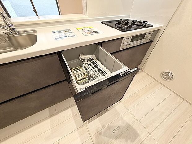 家事の時短に効果大の食洗器付き。高温でパワフルに洗い、温風乾燥します。手洗いよりも節水・節約が可能です。 一度使うと手放せないですよ!