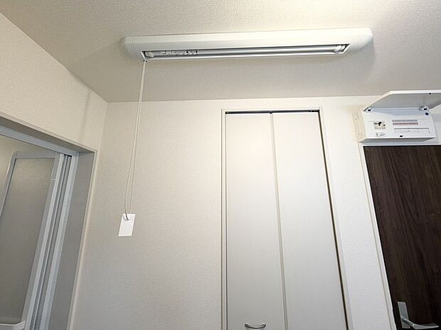 毎日の暮らしをスムーズにサポートしてくれる機能性とシンプルさを兼ね備えた室内物干し竿のある風景