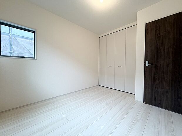 洋室は明るい空間となっています!子供部屋にも良さそうですね!